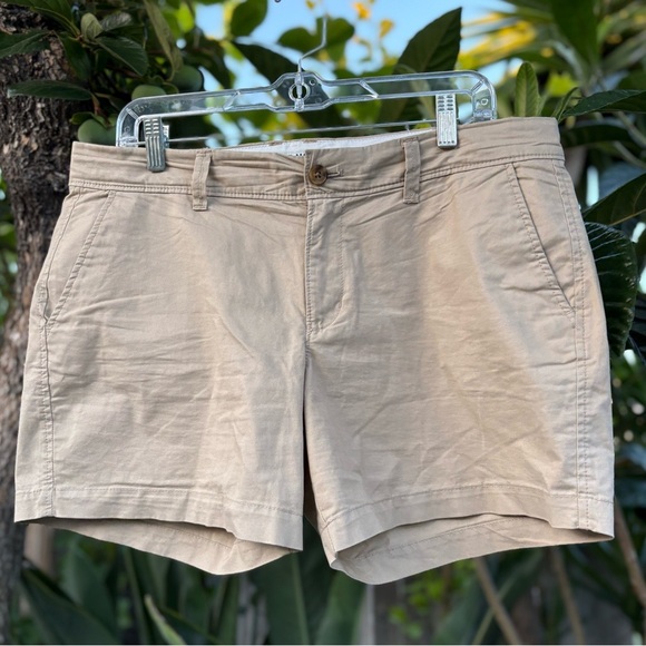 Old Navy Tan Flat Front Classic Chino Shorts Size 10 - Picture 1 of 7